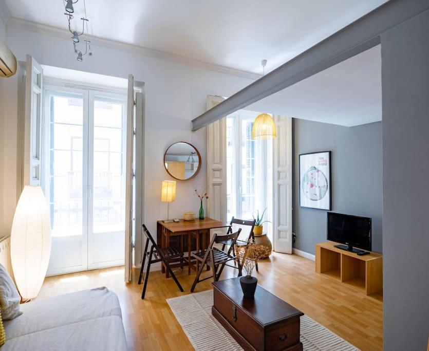 Beautiful Apartment In Malasana For 3 Pax - Ferrer Madrid Buitenkant foto